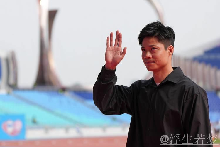 苏炳添亮相广东奥体中心为残疾运动健儿颁奖 苏炳添亮相广东奥体中心为残疾运动健儿颁奖