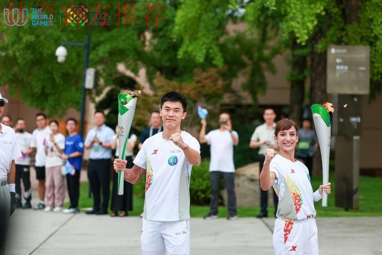 青春之火闪耀三星堆！胡荷韬传递成都世运会“竹梦”火炬！